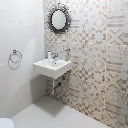 Seaside Mediterranean Home In Historic Senglea *